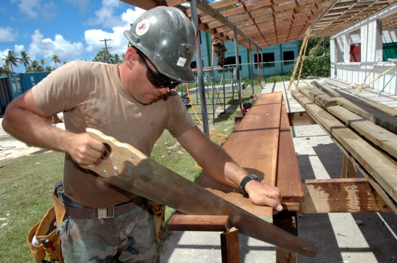 charpentier-CHATEAUDOUBLE-min_worker_construction_building_carpenter_male_job_build_helmet-893290